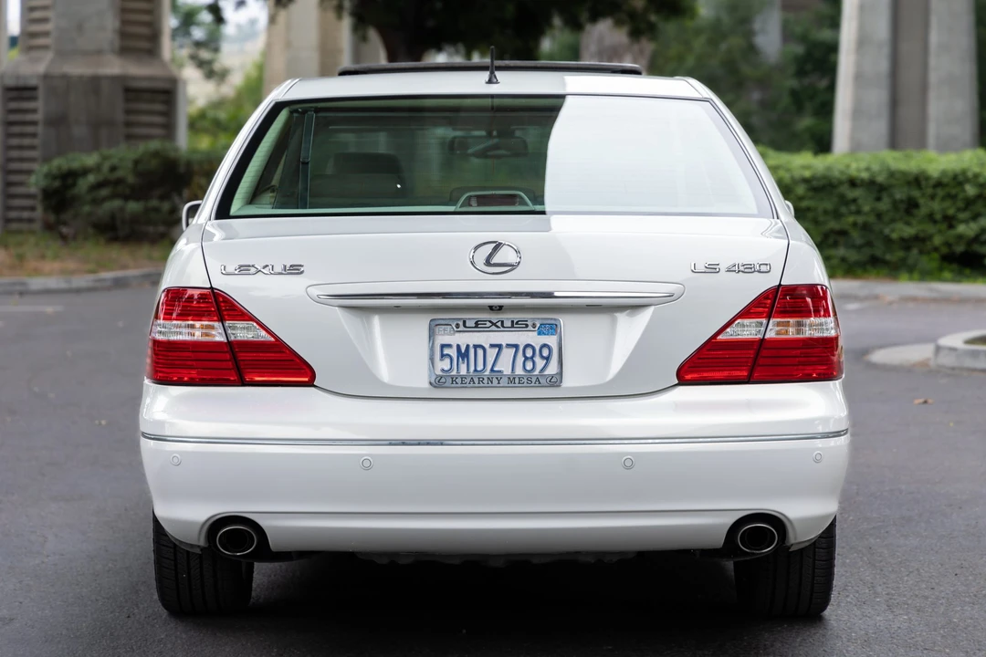 2005 Lexus LS 3rd Gen - Image 10 of 31