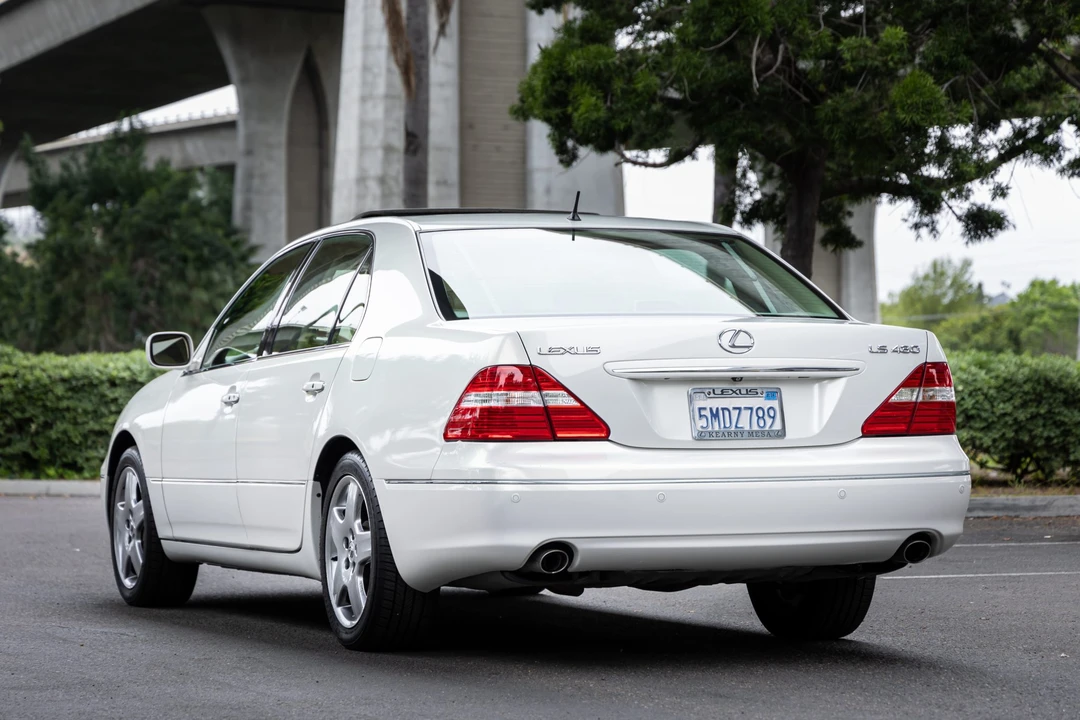 2005 Lexus LS 3rd Gen - Image 9 of 31