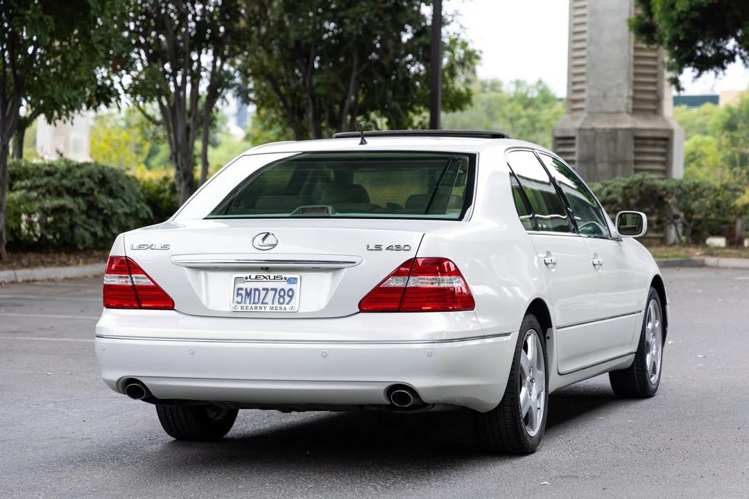 2005 Lexus LS 3rd Gen - Image 13 of 31