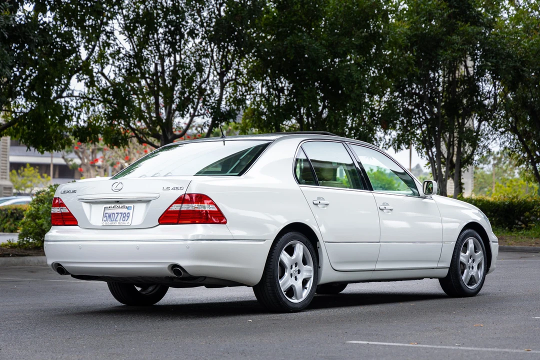 2005 Lexus LS 3rd Gen - Image 15 of 31