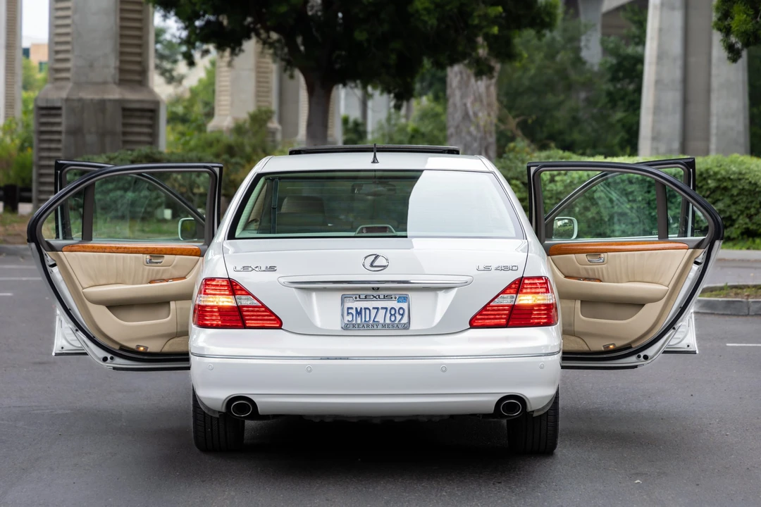 2005 Lexus LS 3rd Gen - Image 28 of 31
