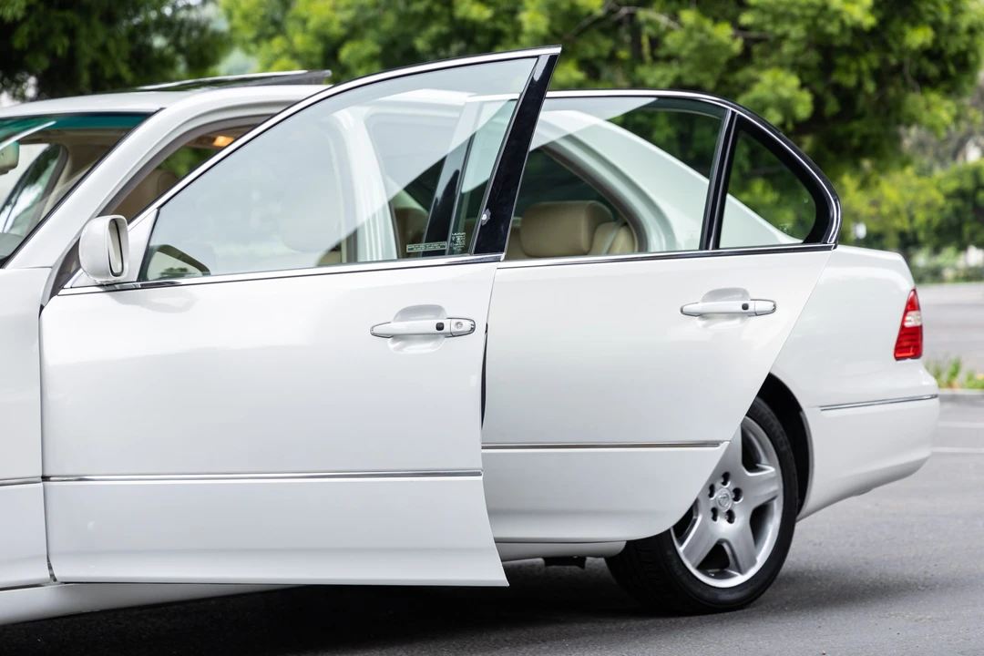 2005 Lexus LS 3rd Gen - Image 24 of 31