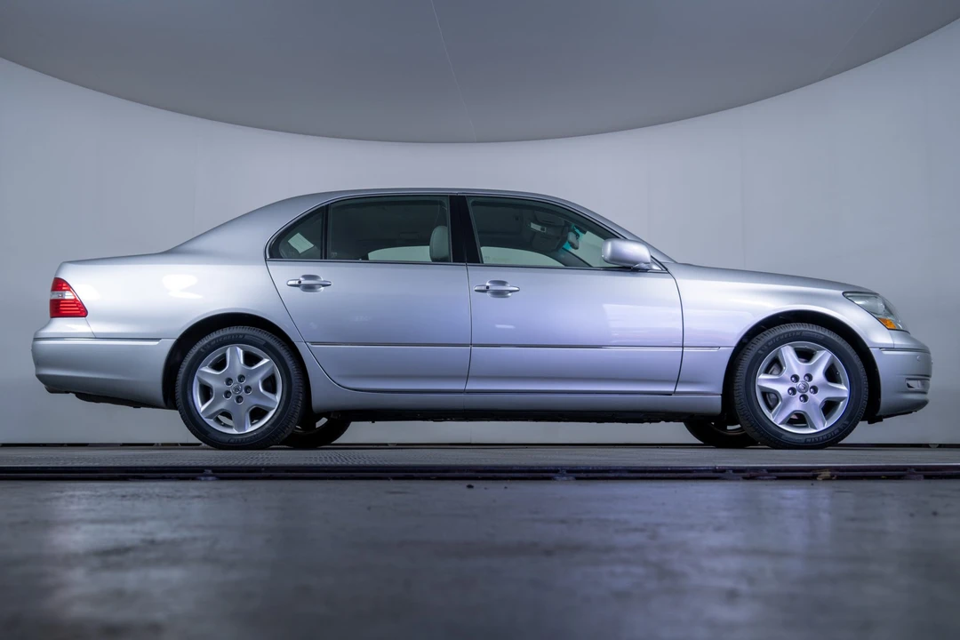 2005 Lexus LS 3rd Gen - Image 16 of 31