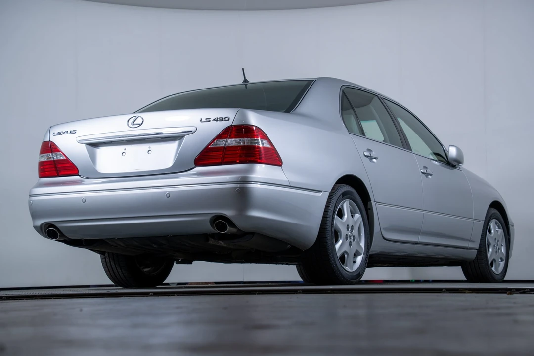2005 Lexus LS 3rd Gen - Image 23 of 31