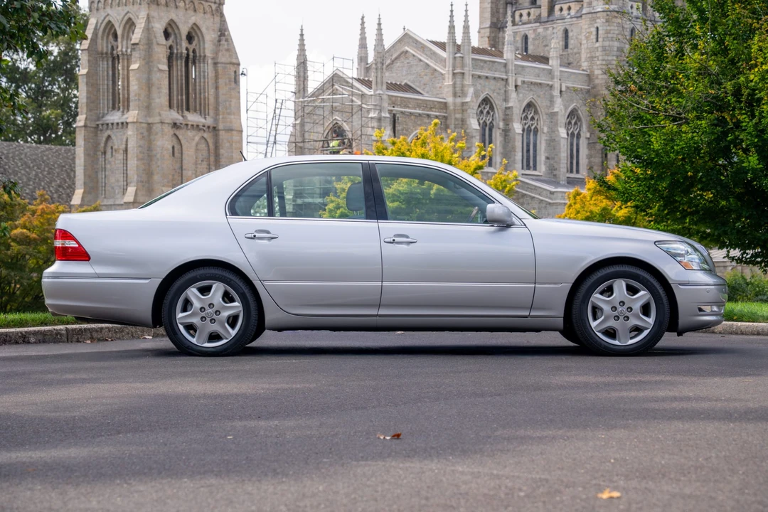 2005 Lexus LS 3rd Gen - Image 28 of 31