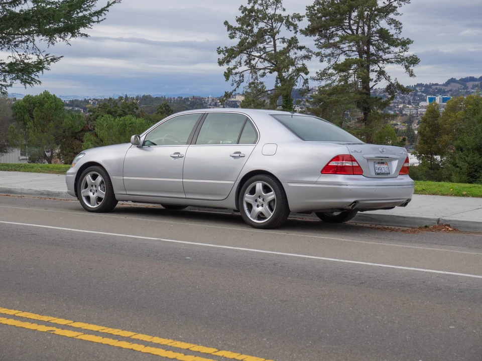2005 Lexus LS 3rd Gen - Image 10 of 31