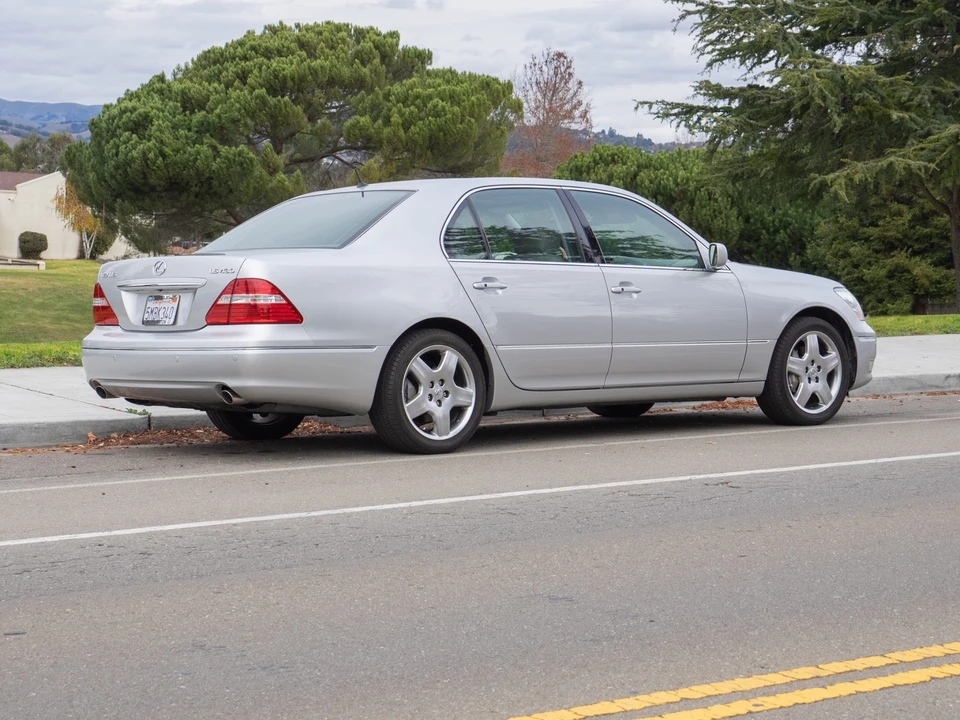 2005 Lexus LS 3rd Gen - Image 7 of 31