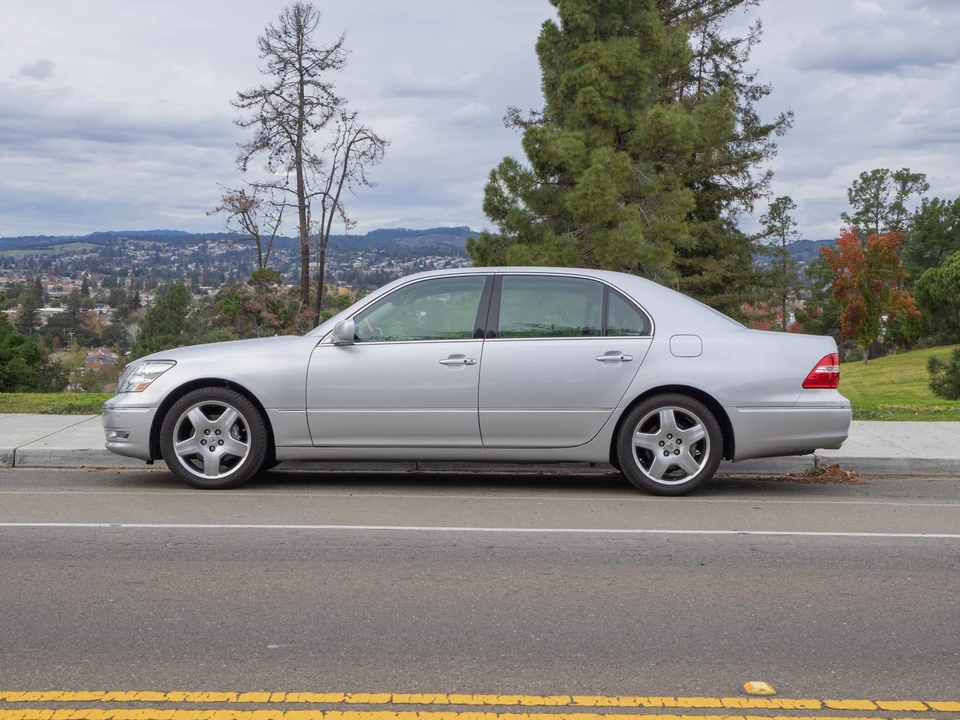 2005 Lexus LS 3rd Gen - Image 11 of 31