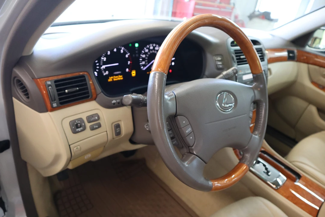2005 Lexus LS 3rd Gen - Image 21 of 31
