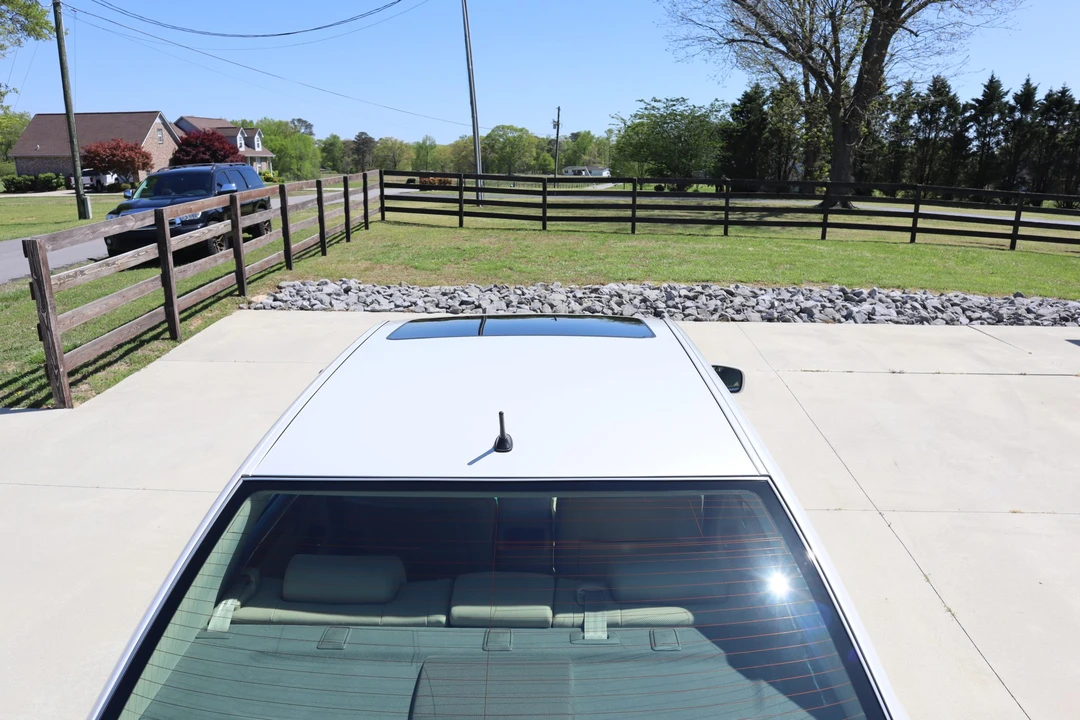 2005 Lexus LS 3rd Gen - Image 10 of 31