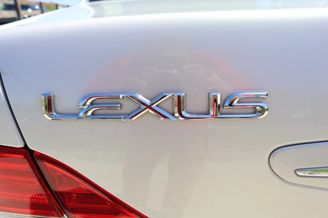 2005 Lexus LS 3rd Gen - Image 12 of 31