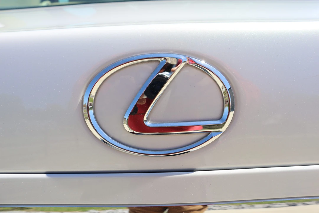 2005 Lexus LS 3rd Gen - Image 13 of 31