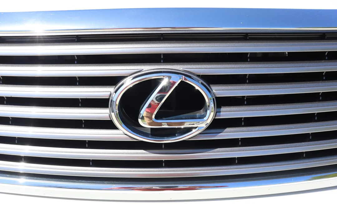 2005 Lexus LS 3rd Gen - Image 9 of 31