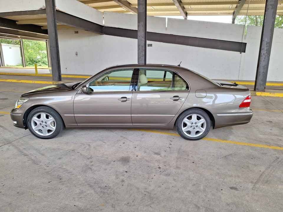 2005 Lexus LS 3rd Gen - Image 9 of 31