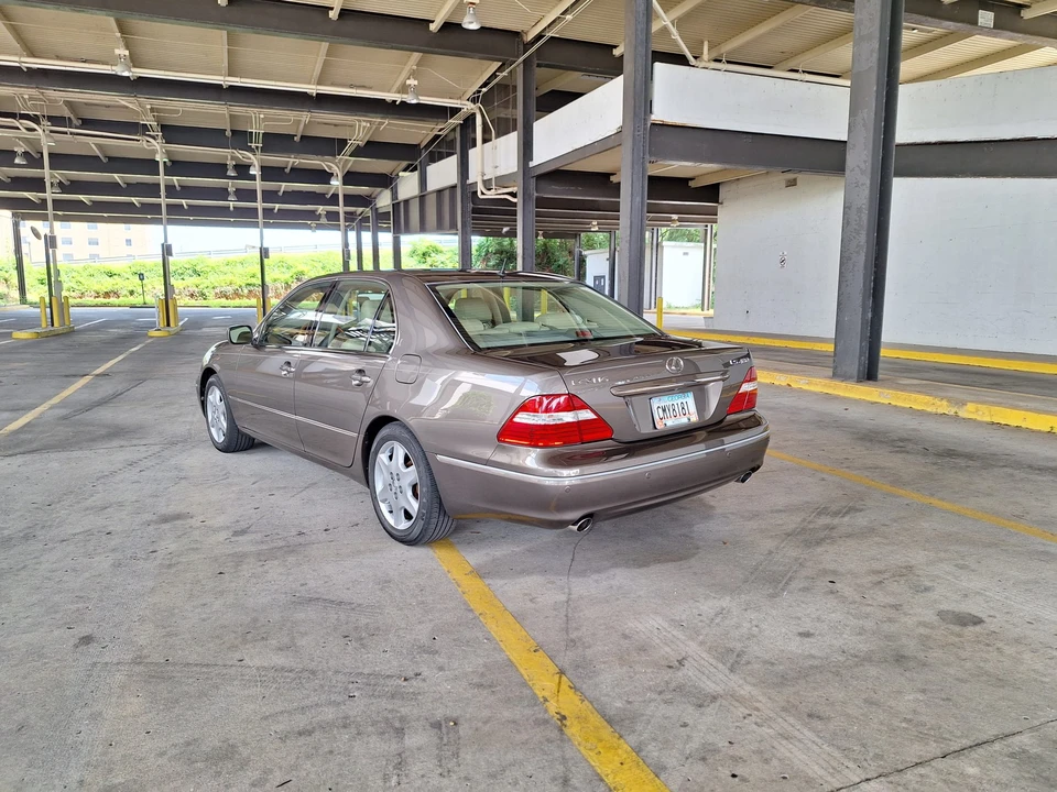 2005 Lexus LS 3rd Gen - Image 8 of 31