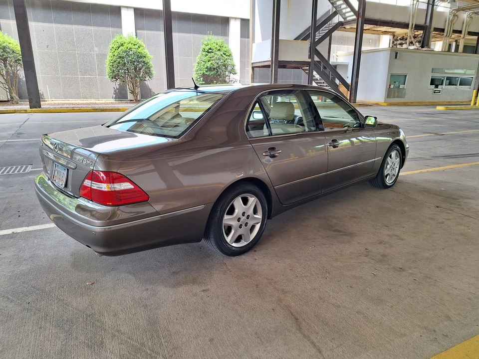 2005 Lexus LS 3rd Gen - Image 5 of 31