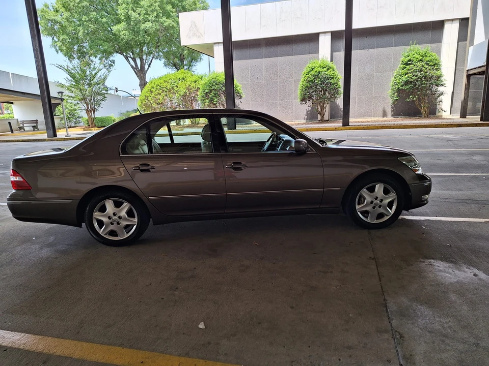 2005 Lexus LS 3rd Gen - Image 4 of 31