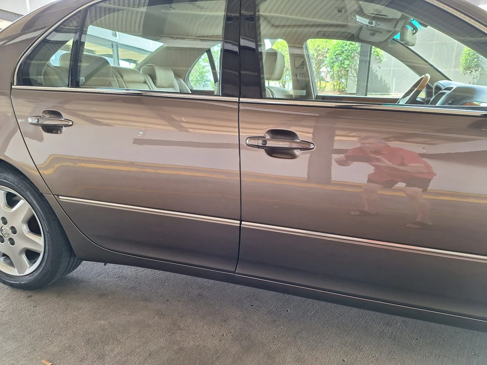 2005 Lexus LS 3rd Gen - Image 18 of 31