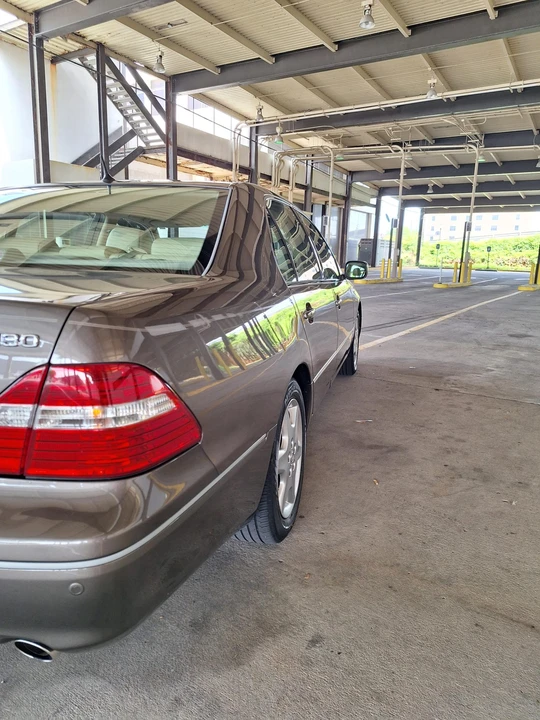 2005 Lexus LS 3rd Gen - Image 20 of 31