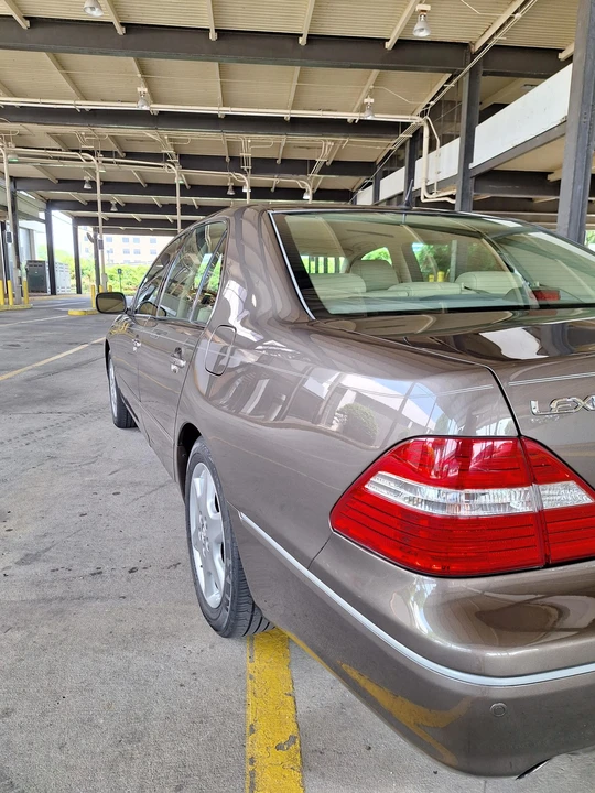 2005 Lexus LS 3rd Gen - Image 24 of 31