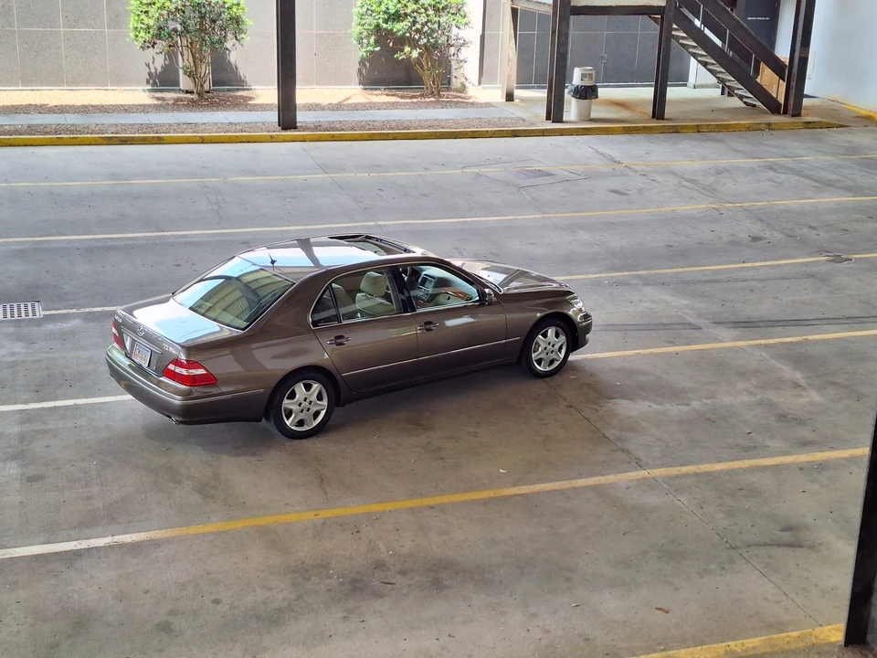 2005 Lexus LS 3rd Gen - Image 13 of 31