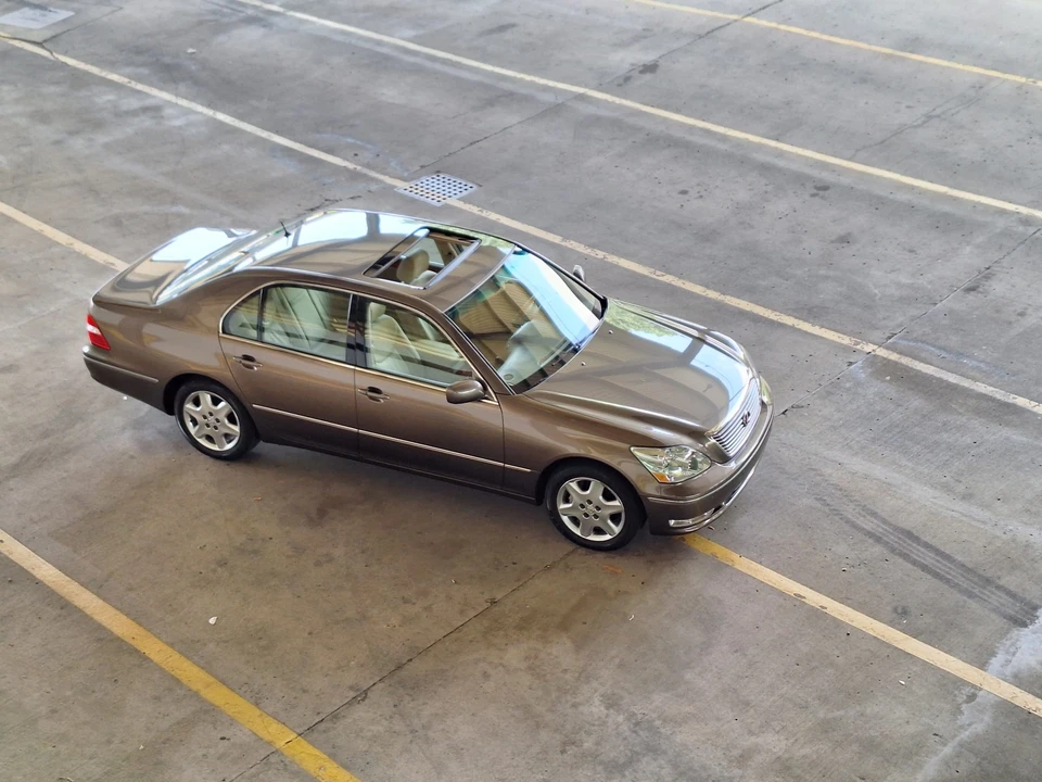 2005 Lexus LS 3rd Gen - Image 12 of 31