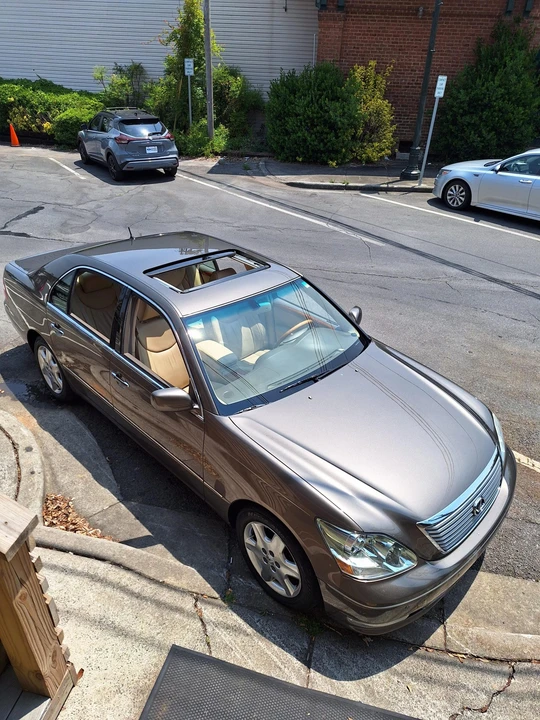 2005 Lexus LS 3rd Gen - Image 11 of 31