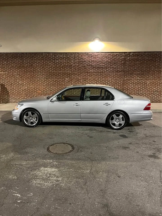 2005 Lexus LS 3rd Gen - Image 2 of 10