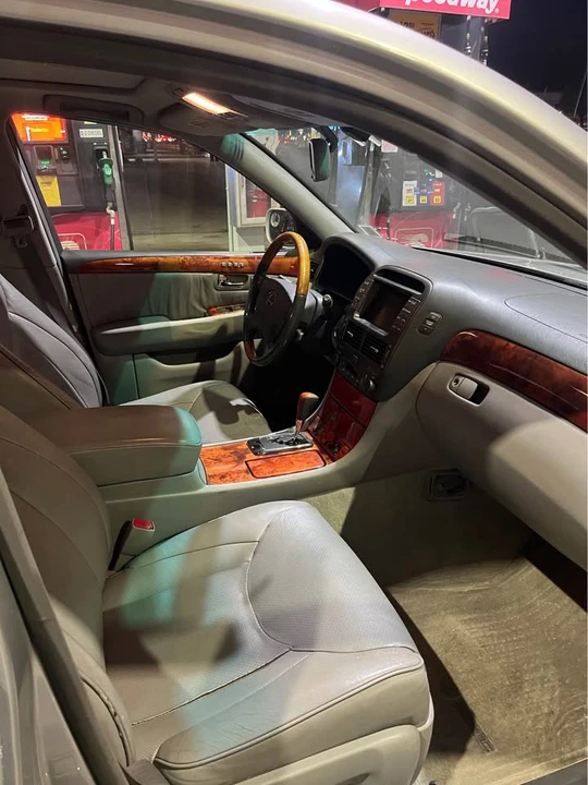 2005 Lexus LS 3rd Gen - Image 5 of 10