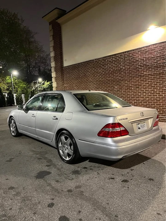 2005 Lexus LS 3rd Gen - Image 3 of 10