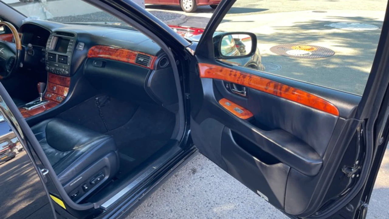 2005 Lexus LS 3rd Gen - Image 4 of 11