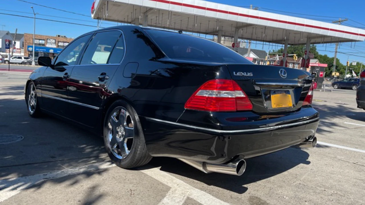 2005 Lexus LS 3rd Gen - Image 10 of 11