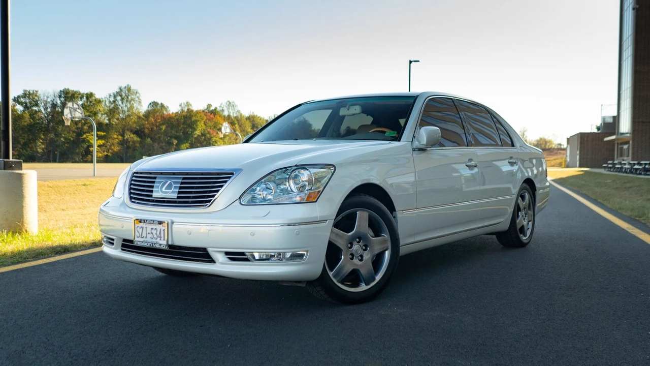 2005 Lexus LS 3rd Gen - Image 18 of 31