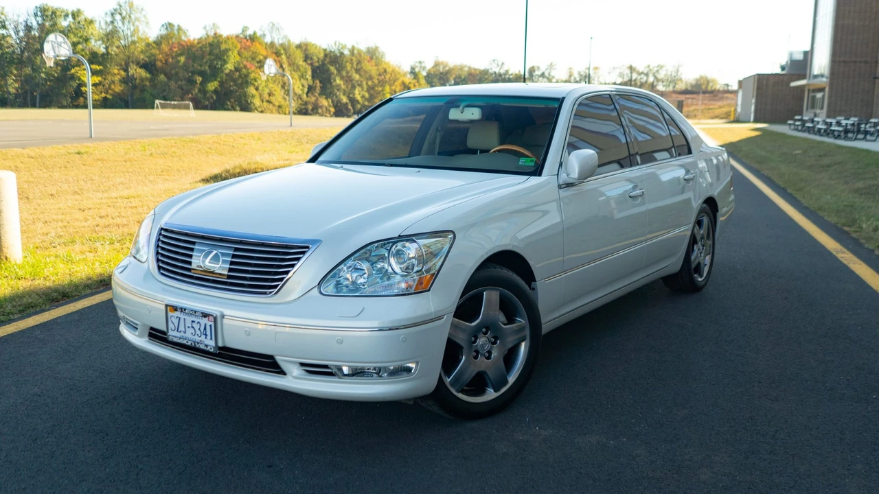 2005 Lexus LS 3rd Gen - Image 23 of 31