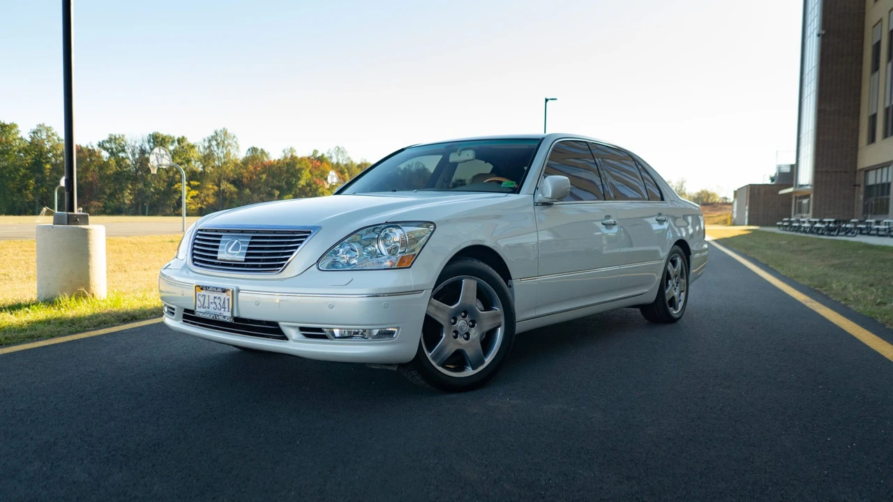 2005 Lexus LS 3rd Gen - Image 15 of 31