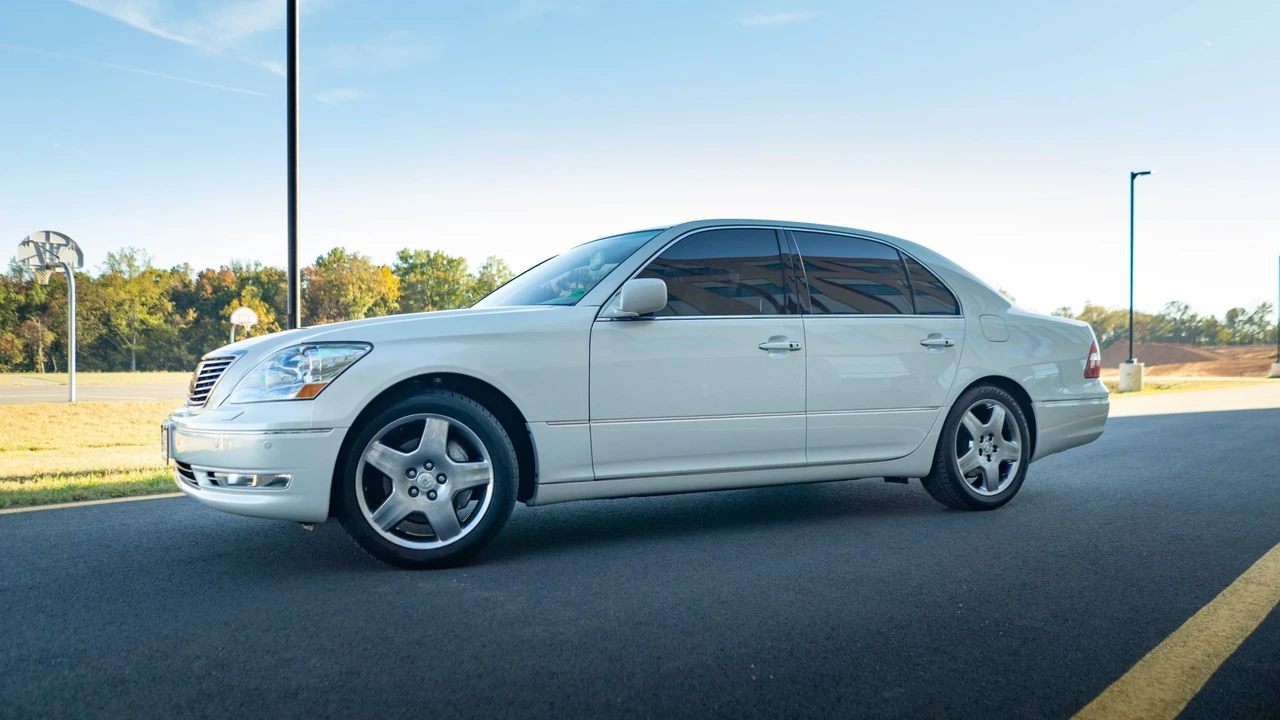2005 Lexus LS 3rd Gen - Image 2 of 31