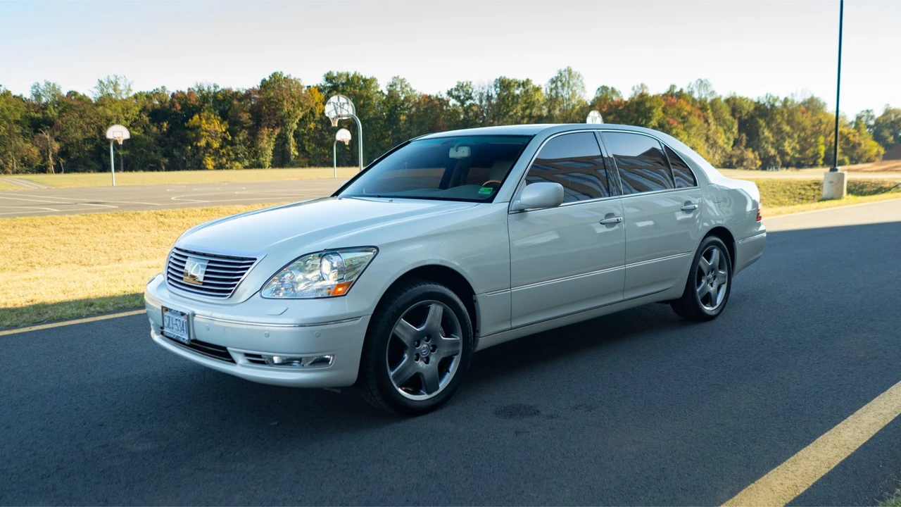 2005 Lexus LS 3rd Gen - Image 5 of 31