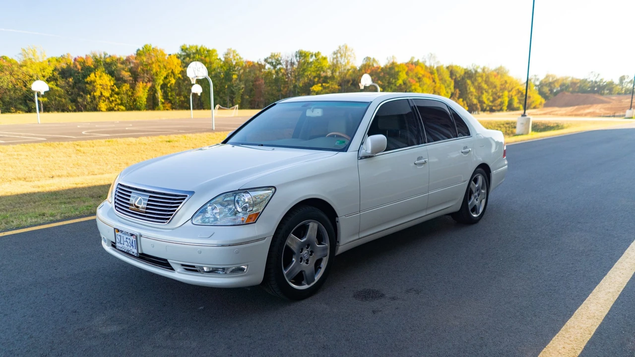 2005 Lexus LS 3rd Gen - Image 10 of 31