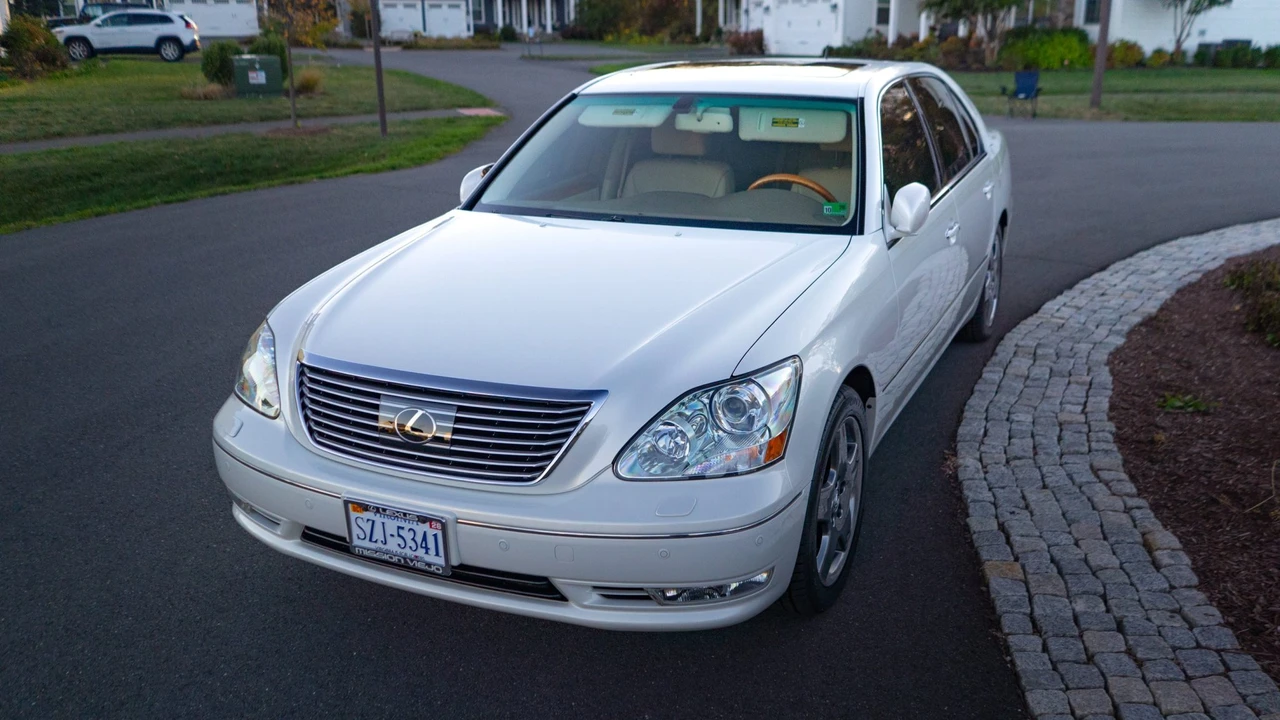 2005 Lexus LS 3rd Gen - Image 25 of 31
