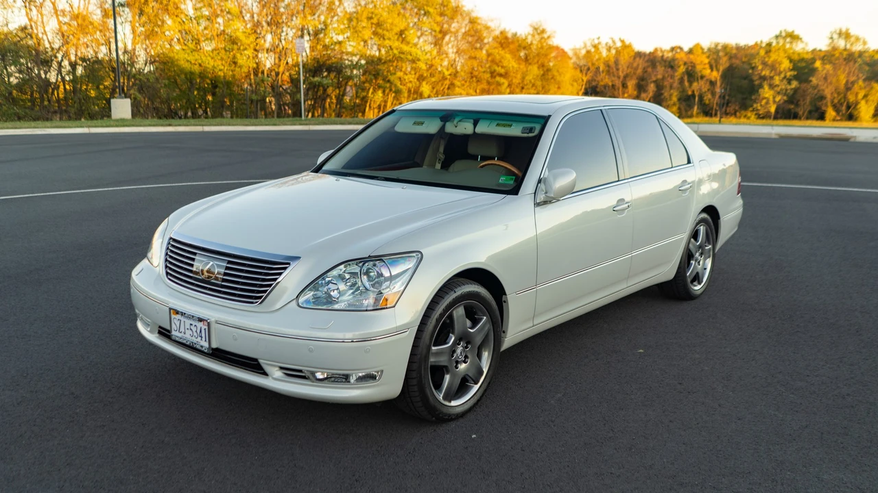 2005 Lexus LS 3rd Gen - Image 19 of 31