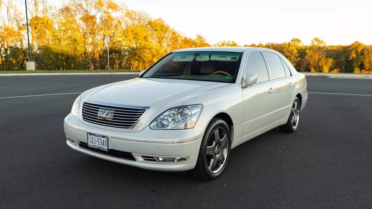 2005 Lexus LS 3rd Gen - Image 11 of 31