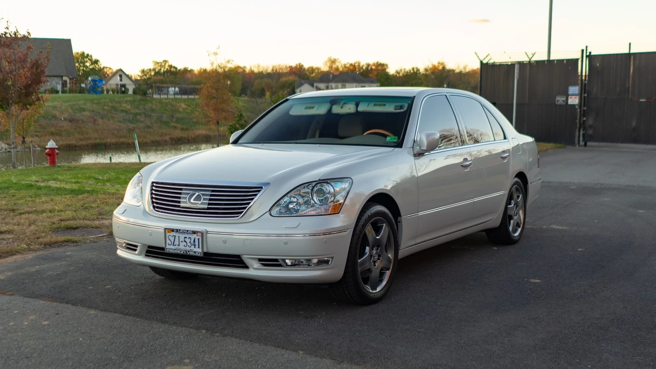 2005 Lexus LS 3rd Gen - Image 20 of 31