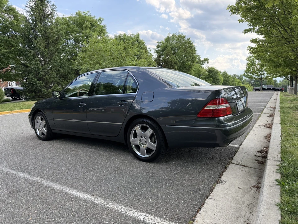 2005 Lexus LS 3rd Gen - Image 4 of 31