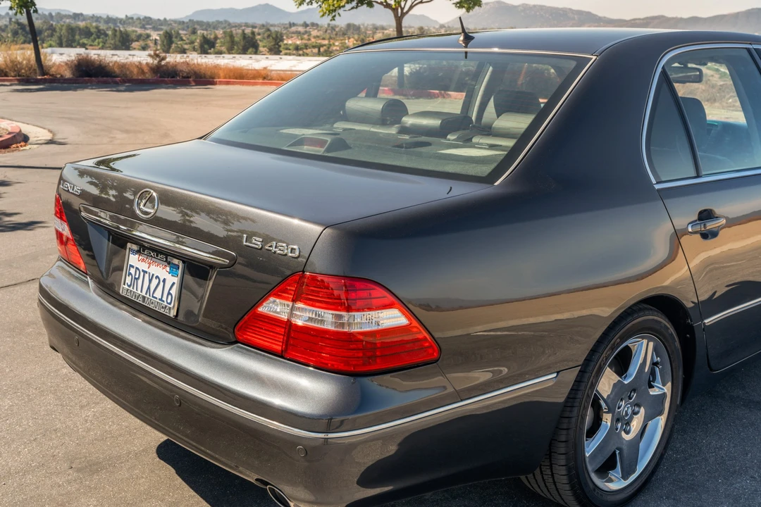 2005 Lexus LS 3rd Gen - Image 17 of 31