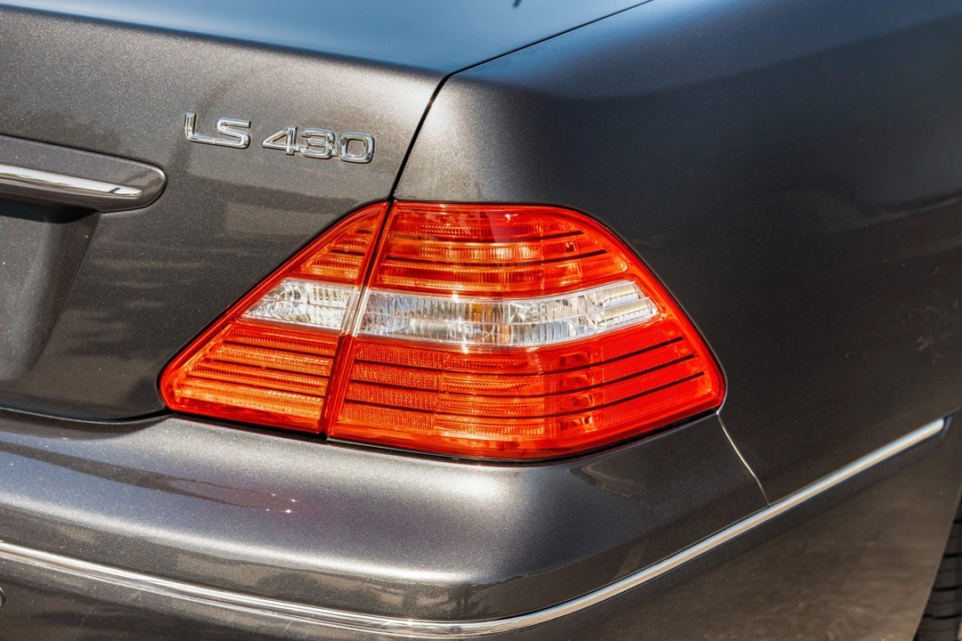 2005 Lexus LS 3rd Gen - Image 18 of 31