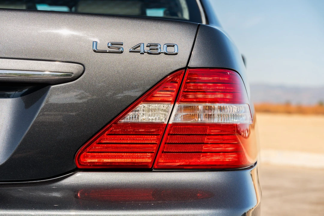2005 Lexus LS 3rd Gen - Image 19 of 31
