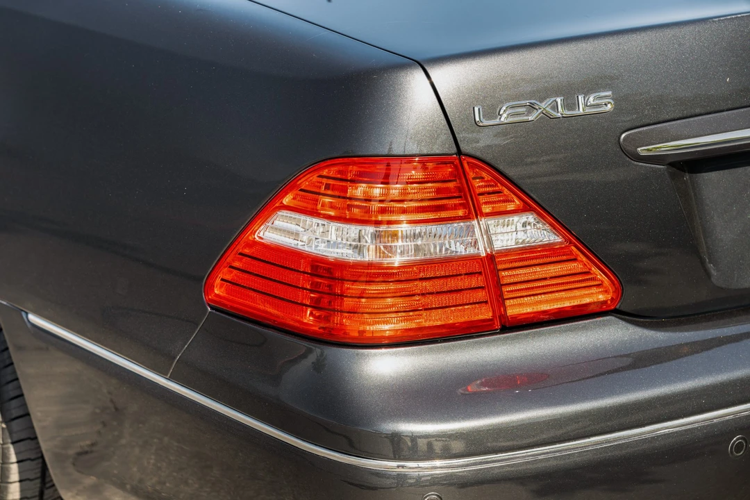 2005 Lexus LS 3rd Gen - Image 25 of 31
