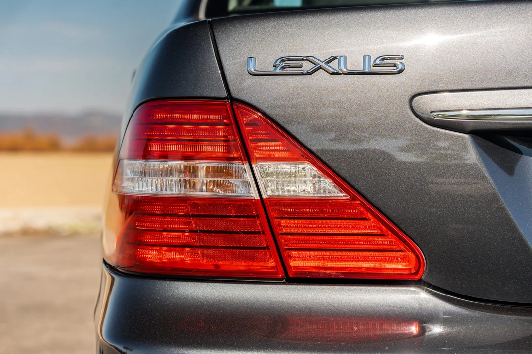 2005 Lexus LS 3rd Gen - Image 24 of 31