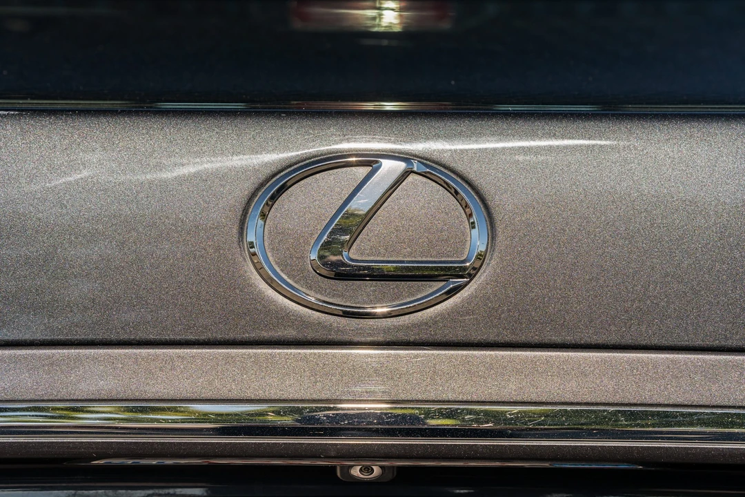 2005 Lexus LS 3rd Gen - Image 21 of 31