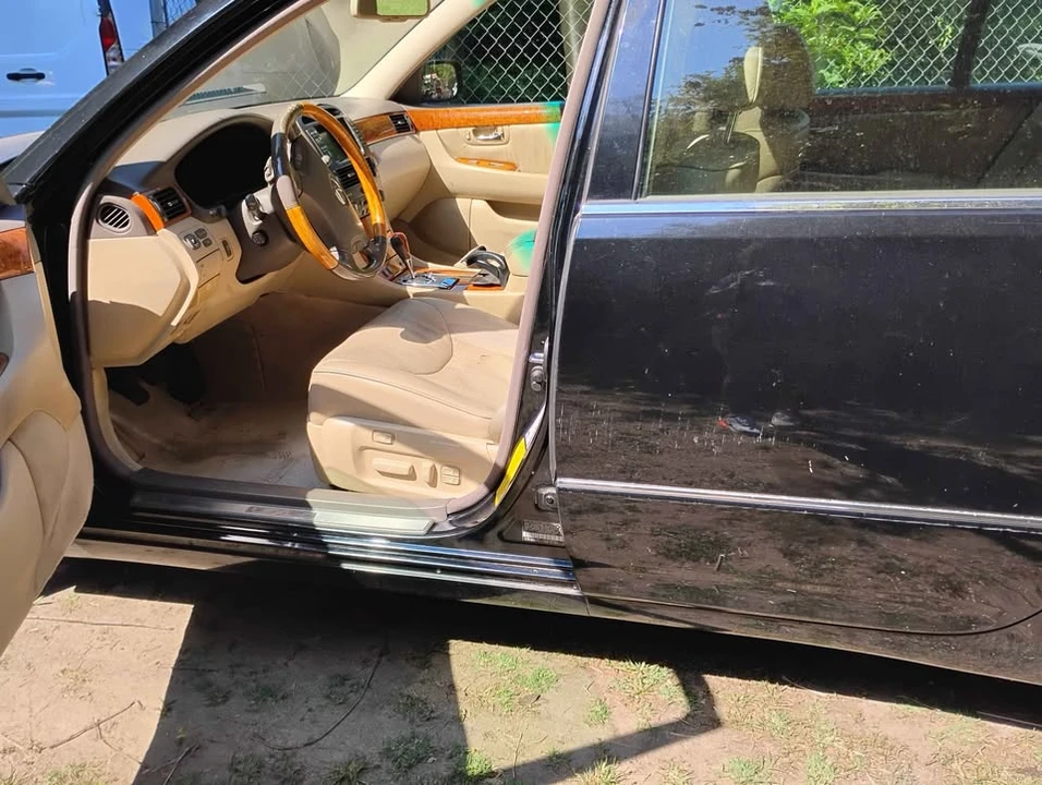 2005 Lexus LS 3rd Gen - Image 7 of 10